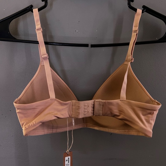 Skims Wireless Form Lightly Lined Bra - Picture 2 of 4